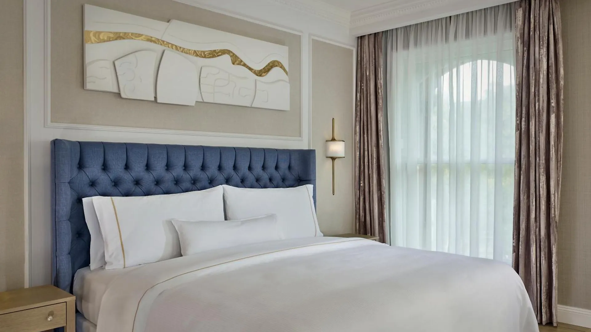 The College Green Dublin Hotel, Autograph Collection 5*,
