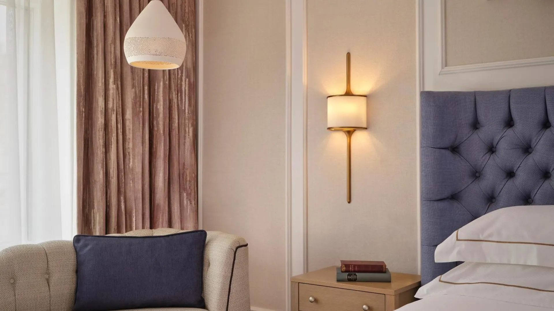 The College Green Dublin Hotel, Autograph Collection